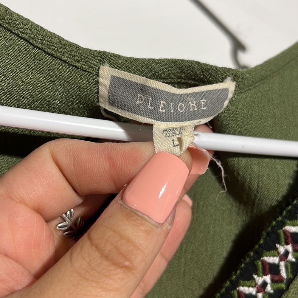 Pleione Green Embroidered V-neck Sleeveless Tank Top Size Large - Picture 4 of 7